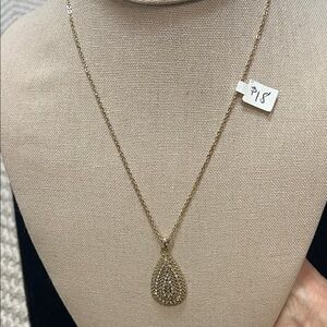 Elegant Gold Teardrop Pendant Necklace